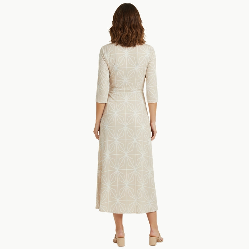 Abito a portafoglio beige con scollo a V Asanoha