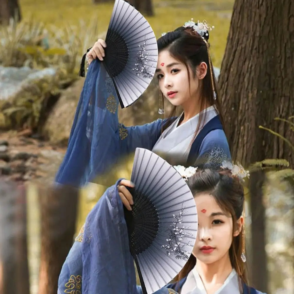 Leque Dobrável Japonês com Flores de Ameixa em Estilo de Tinta Preta | Tengura Store