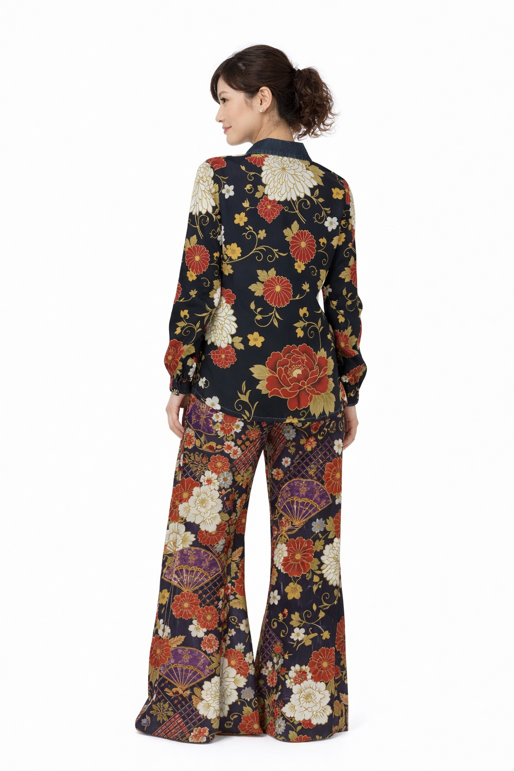 Camisa japonesa preta para mulher com estampado floral tradicional e botões na frente | Tengura Store