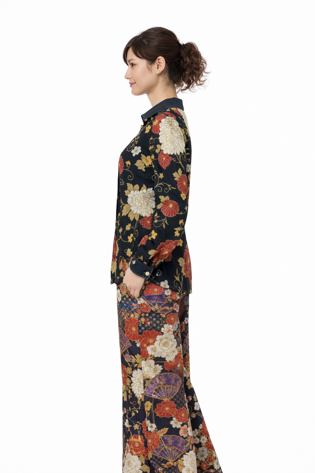 Camisa japonesa preta para mulher com estampado floral tradicional e botões na frente | Tengura Store
