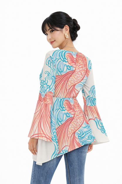 Femme portant une blouse fleurie colorée à manches longues sur fond blanc
