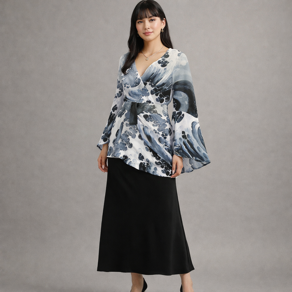 Femme portant une blouse à fleurs et une jupe noire sur fond gris